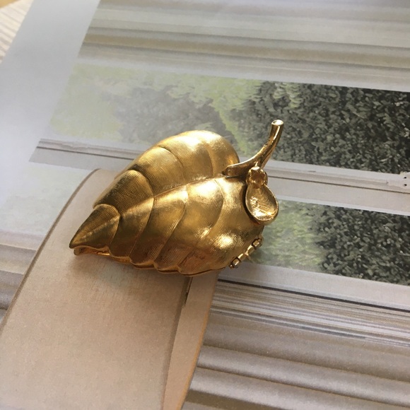 Vintage Leaf Locket Gold Brooch - Picture 3 of 7